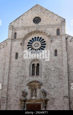 BARI, ITALIEN - 16. OKTOBER 2022: Fassade der Kathedrale von San Sabino mit Blütenblatt Stockfoto