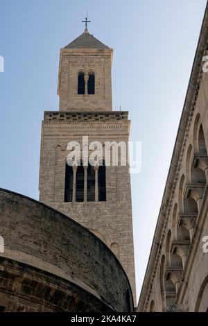 BARI, ITALIEN - 16. OKTOBER 2022: Glockenturm der St. Sabinus Kathedrale Stockfoto