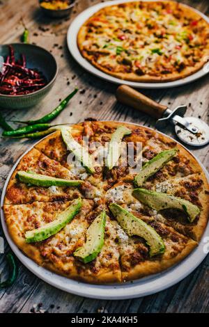 Pizza-Fotografie im Restaurant mit Requisiten Stockfoto