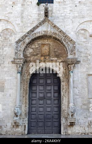 BARI, ITALIEN - 16. OKTOBER 2022: Kunstvolle Tür der Basilika San Nicola (Basilica di San Nicola) Stockfoto