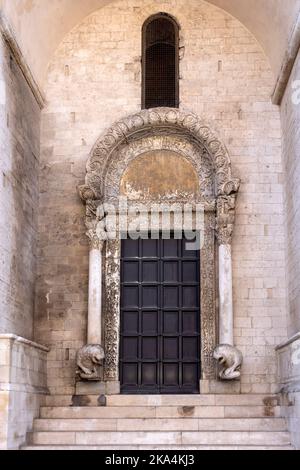 BARI, ITALIEN - 16. OKTOBER 2022: Kunstvolle Tür der Basilika San Nicola (Basilica di San Nicola) Stockfoto