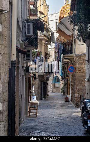 BARI, ITALIEN - 16. OKTOBER 2022: Blick entlang einer kleinen Wohnstraße in der Altstadt Stockfoto