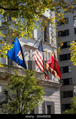 Flaggen am Metropolitan Club, 1-11 East 60. Street und Fifth Avenue fügen sich durch die Bäume des Central Park, New York City, USA 2022 gesehen Stockfoto