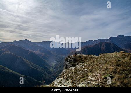 Am Fuße des Oronaye-Gebirges: Herbst im Maira-Tal im südlichen Piemont Stockfoto