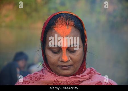 Santiniketan, Westbengalen, Indien. 31. Oktober 2022. Chhath puja ist dem sonnengott Surya gewidmet. Das Festival heißt 'Chhath', weil es die Zahl 6 in Hindi oder Nepali bedeutet. Das Fest wird am 6.. Tag des Monats des Hindu-Monats Karthika gefeiert. Chhath Puja ist eines der größten Festivals Indiens. Dieses Fest wird in den meisten Teilen von Bihar, Uttar Pradesh und auch in einigen Teilen von Bengalen gefeiert. Das Festival beginnt im Monat Kartika an seinem sechsten Tag. Das Fest dauert vier Tage und ist der Anbetung von Lord Sun gewidmet, weil sie seinen Segen gesucht und für das Anhalten gebetet hat Stockfoto