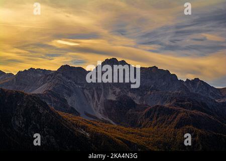 Am Fuße des Oronaye-Gebirges: Herbst im Maira-Tal im südlichen Piemont Stockfoto