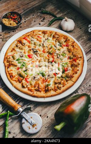 Pizza-Fotografie im Restaurant mit Requisiten Stockfoto