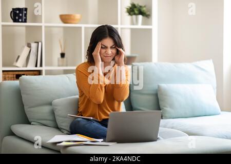 Betont Junge Arabische Weibliche Student Studie Mit Laptop Zu Hause Stockfoto