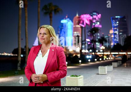 Doha, Katar. 31. Oktober 2022. Vor der Skyline von Doha steht die Bundesinnenministerin Nancy Faeser (SPD). Faeser ist in ihrer Funktion als Sportministerin vor der WM in das Gastgeberland Katar gereist. Die Reise wird sich auf die Menschenrechtsfragen konzentrieren, die während des Turniers diskutiert werden, wie den Schutz queerer Menschen vor Diskriminierung und Verfolgung und die Verantwortung für Wanderarbeiter, die die WM-Stadien gebaut haben. Kredit: Britta Pedersen/dpa/Alamy Live Nachrichten Stockfoto