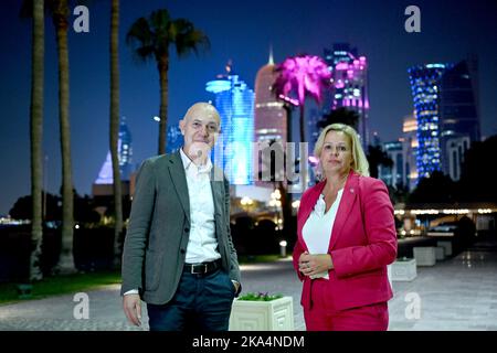 Doha, Katar. 31. Oktober 2022. Nancy Faeser (SPD), Bundesministerin für Inneres und Inneres, und Bernd Neuendorf, DFB-Präsident, stehen vor der Skyline von Doha. Faeser ist in ihrer Funktion als Sportministerin vor der WM in das Gastgeberland Katar gereist. Die Reise wird sich auf die Menschenrechtsfragen konzentrieren, die während des Turniers diskutiert werden, wie den Schutz queerer Menschen vor Diskriminierung und Verfolgung und die Verantwortung für Wanderarbeiter, die die WM-Stadien gebaut haben. Kredit: Britta Pedersen/dpa/Alamy Live Nachrichten Stockfoto