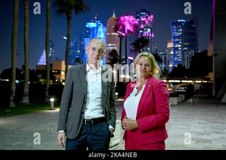 Doha, Katar. 31. Oktober 2022. Nancy Faeser (SPD), Bundesministerin für Inneres und Inneres, und Bernd Neuendorf, DFB-Präsident, stehen vor der Skyline von Doha. Faeser ist in ihrer Funktion als Sportministerin vor der WM in das Gastgeberland Katar gereist. Die Reise wird sich auf die Menschenrechtsfragen konzentrieren, die während des Turniers diskutiert werden, wie den Schutz queerer Menschen vor Diskriminierung und Verfolgung und die Verantwortung für Wanderarbeiter, die die WM-Stadien gebaut haben. Kredit: Britta Pedersen/dpa/Alamy Live Nachrichten Stockfoto