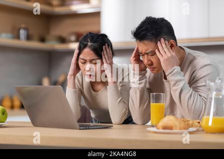 Verärgern Sie asiatische Liebhaber, die beim Mittagessen zusammen spielen, und kopieren Sie Platz Stockfoto