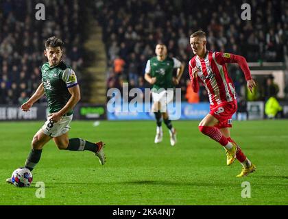 Plymouth, Großbritannien. 31. Oktober 2022. Plymouth Argyle Mittelfeldspieler Joe Edwards (8) attackiert und sucht nach Pass während des Sky Bet League 1 Spiels Plymouth Argyle gegen Exeter City im Home Park, Plymouth, Großbritannien, 31.. Oktober 2022 (Foto von Stanley Kasala/News Images) in Plymouth, Großbritannien am 10/31/2022. (Foto von Stanley Kasala/News Images/Sipa USA) Quelle: SIPA USA/Alamy Live News Stockfoto