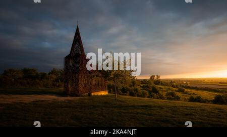 Die durchsehbare Kirche Lesung zwischen den Linien Skulptur in Borgloon, Belgien Stockfoto