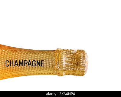 Nahaufnahme des Halses einer ungeöffneten Flasche Champagner mit Champagner auf Goldfolie. Isoliert auf einem schlichten weißen Hintergrund. Speicherplatz kopieren Stockfoto