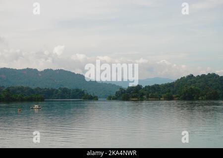 Ein Foto im riesigen Tasik Kenyir Lake in Terengganu, Malaysia, der auch zufällig der größte von Menschen gemachte See in Südostasien ist. Stockfoto