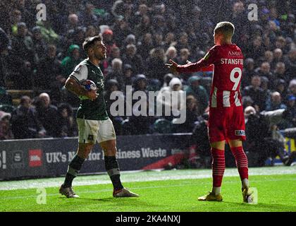 Plymouth, Großbritannien. 31. Oktober 2022. Exeter City-Stürmer Jay Stansfield (9) und Plymouth Argyle Mittelfeldspieler Joe Edwards (8) argumentieren während des Sky Bet League 1-Spiels Plymouth Argyle gegen Exeter City im Home Park, Plymouth, Großbritannien, 31.. Oktober 2022 (Foto von Stanley Kasala/News Images) in Plymouth, Großbritannien am 10/31/2022. (Foto von Stanley Kasala/News Images/Sipa USA) Quelle: SIPA USA/Alamy Live News Stockfoto