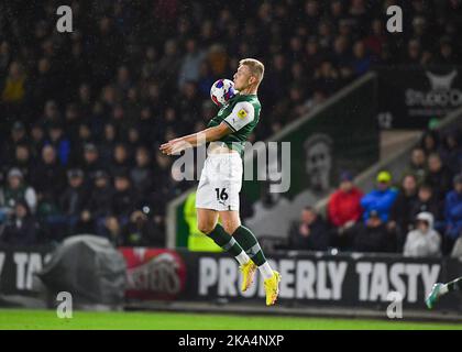 Plymouth, Großbritannien. 31. Oktober 2022. Plymouth Argyle Mittelfeldspieler Sam Cosgrove (16) kontrolliert den Ball auf seiner Brust während des Sky Bet League 1-Spiels Plymouth Argyle gegen Exeter City im Home Park, Plymouth, Großbritannien, 31.. Oktober 2022 (Foto von Stanley Kasala/News Images) in Plymouth, Großbritannien am 10/31/2022. (Foto von Stanley Kasala/News Images/Sipa USA) Quelle: SIPA USA/Alamy Live News Stockfoto