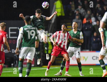 Plymouth, Großbritannien. 31. Oktober 2022. Plymouth Argyle Mittelfeldspieler Joe Edwards (8) gewinnt den Header während des Sky Bet League 1-Spiels Plymouth Argyle gegen Exeter City im Home Park, Plymouth, Großbritannien, 31.. Oktober 2022 (Foto von Stanley Kasala/News Images) in Plymouth, Großbritannien am 10/31/2022. (Foto von Stanley Kasala/News Images/Sipa USA) Quelle: SIPA USA/Alamy Live News Stockfoto