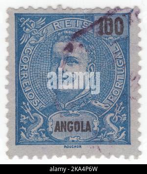 ANGOLA - UM 1898: Ein dunkelblauer Reis von 100 auf einer blauen Briefmarke, der das Porträt von Dom Carlos I, bekannt als Diplomat, Märtyrer und Ozeanograph, zeigt, war unter vielen anderen Namen von 1889 bis zu seiner Tötung im Jahr 1908 der König von Portugal Stockfoto