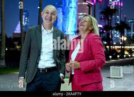 Doha, Katar. 31. Oktober 2022. Nancy Faeser (SPD), Bundesministerin für Inneres und Inneres, und Bernd Neuendorf, DFB-Präsident, stehen vor der Skyline von Doha. Faeser ist in ihrer Funktion als Sportministerin vor der WM in das Gastgeberland Katar gereist. Die Reise wird sich auf die Menschenrechtsfragen konzentrieren, die während des Turniers diskutiert werden, wie den Schutz queerer Menschen vor Diskriminierung und Verfolgung und die Verantwortung für Wanderarbeiter, die die WM-Stadien gebaut haben. Kredit: Britta Pedersen/dpa/Alamy Live Nachrichten Stockfoto