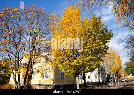 Eine typische Straße im Zentrum von Mariehamn, der Hauptstadt des Åland-Archipels, Ostsee, Finnland, Oktober 2022. Bildnachweis: Rob Watkins Stockfoto