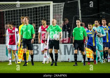 AMSTERDAM, NIEDERLANDE – OKTOBER 31: Kian Fitz Jim von Ajax U23, Assistant Schiedsrichter Sjoerd Nanninga, Schiedsrichter Martijn Vos, Assistant Schiedsrichter Dyon Fikkert und Pol Llonch von Willem II während des niederländischen Keukenkampioendivisie-Spiels zwischen Jong Ajax und Willem II bei De Toekomst am 31. Oktober 2022 in Amsterdam, Niederlande (Foto von Geert van Erven/Orange Picters) Stockfoto