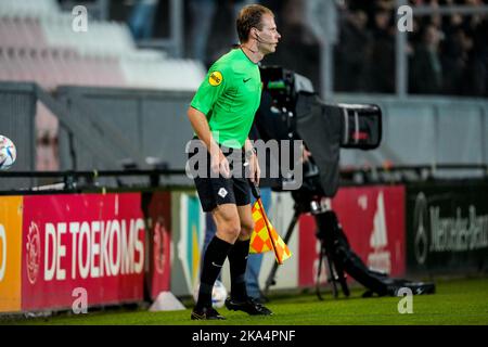 AMSTERDAM, NIEDERLANDE - 31. OKTOBER: Assistenzschiedsrichter Sjoerd Nanninga während des niederländischen Keukenkampioendivisie-Spiels zwischen Jong Ajax und Willem II in De Toekomst am 31. Oktober 2022 in Amsterdam, Niederlande (Foto: Geert van Erven/Orange Picts) Stockfoto