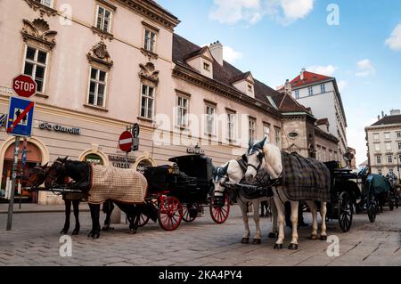 Wiener Fiaker Zweipferdewagen sind Teil der Landschaft der österreichischen Hauptstadt. Stockfoto