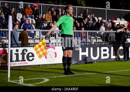 AMSTERDAM, NIEDERLANDE - 31. OKTOBER: Assistenzschiedsrichter Sjoerd Nanninga während des niederländischen Keukenkampioendivisie-Spiels zwischen Jong Ajax und Willem II in De Toekomst am 31. Oktober 2022 in Amsterdam, Niederlande (Foto: Geert van Erven/Orange Picts) Stockfoto