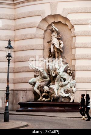 Neobarocke Macht am Meer durch Rudolf Meyer Brunnen im Michaeler Flügel der Hofburg symbolisierte die österreichische Marinestreitkraft. Stockfoto