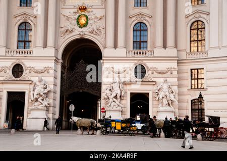 Michaelertor, am St. Michaels Flügel des Kaiserpalastes am Michaelerplatz, Wien, Österreich. Stockfoto