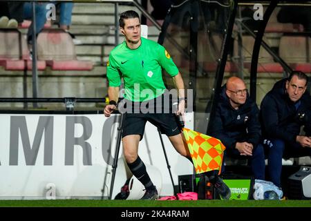 AMSTERDAM, NIEDERLANDE - 31. OKTOBER: Assistenzschiedsrichter Dyon Fikkert während des niederländischen Keukenkampioendivisie-Spiels zwischen Jong Ajax und Willem II in De Toekomst am 31. Oktober 2022 in Amsterdam, Niederlande (Foto: Geert van Erven/Orange Picts) Stockfoto