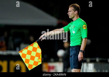 AMSTERDAM, NIEDERLANDE - 31. OKTOBER: Assistenzschiedsrichter Sjoerd Nanninga während des niederländischen Keukenkampioendivisie-Spiels zwischen Jong Ajax und Willem II in De Toekomst am 31. Oktober 2022 in Amsterdam, Niederlande (Foto: Geert van Erven/Orange Picts) Stockfoto