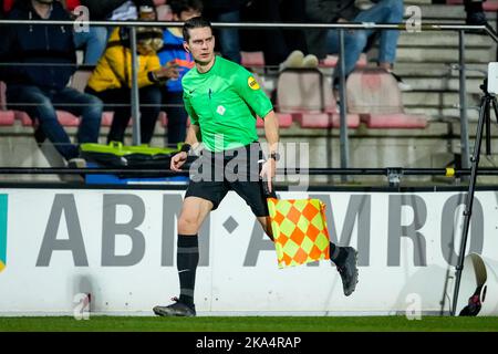 AMSTERDAM, NIEDERLANDE - 31. OKTOBER: Assistenzschiedsrichter Dyon Fikkert während des niederländischen Keukenkampioendivisie-Spiels zwischen Jong Ajax und Willem II in De Toekomst am 31. Oktober 2022 in Amsterdam, Niederlande (Foto: Geert van Erven/Orange Picts) Stockfoto