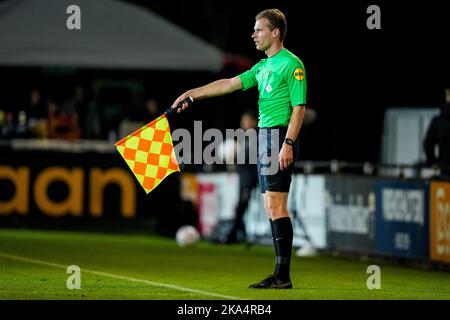 AMSTERDAM, NIEDERLANDE - 31. OKTOBER: Assistenzschiedsrichter Sjoerd Nanninga während des niederländischen Keukenkampioendivisie-Spiels zwischen Jong Ajax und Willem II in De Toekomst am 31. Oktober 2022 in Amsterdam, Niederlande (Foto: Geert van Erven/Orange Picts) Stockfoto