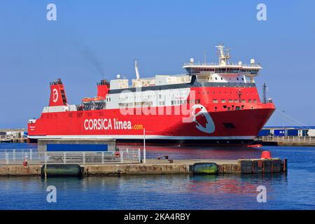 Die Vizzavona Fähre (1999) von Korsika Linea legt im Hafen von Bastia (Haute-Corse) auf der Insel Korsika, Frankreich, fest Stockfoto