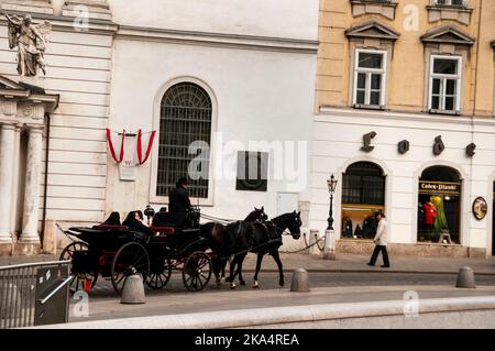 Wiener Fiaker Zweipferdewagen sind Teil der Landschaft der österreichischen Hauptstadt. Stockfoto