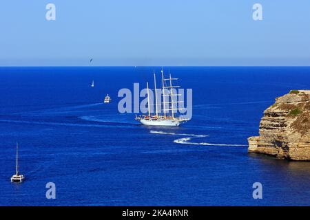 Der Viermast-Luxusbarquentin Star Flyer (1991), der den Hafen von Bonifacio (Corse-du-Sud) auf Korsika, Frankreich, erreicht Stockfoto
