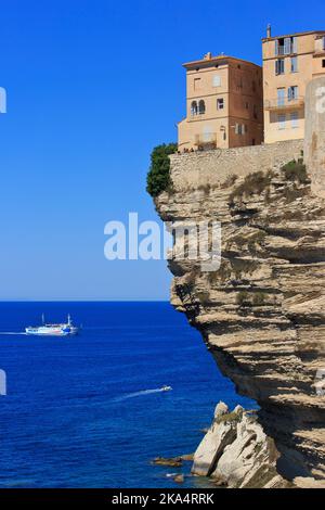 Die Zitadelle von Bonifacio, die sich am Rande des Mittelmeers in Bonifacio (Corse-du-Sud) auf Korsika, Frankreich, befindet Stockfoto