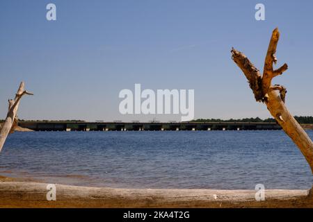 Dies ist ein Blick auf die Toledo Bend Forest Scenic Byway LA Highway 191 Staumauer vom South Toledo Bend State Park. Stockfoto