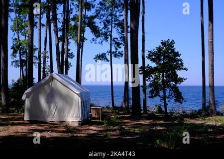 Blick auf den Toledo Bend Reservoir vom South Toledo Bend State Park in Louisiana, mit Glamping-Zelt mit Blick auf den See. Stockfoto