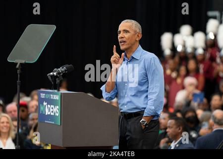 Detroit, USA. 29. Oktober 2022. Präsident Barack Obama spricht bei einer Wahlveranstaltung der Demokraten in Michigan für Gouverneur Gretchen Whitmer an der Renaissance High School in Detroit, Michigan, 29. Oktober 2022. (Foto von Dominick Sokotoff/Sipa USA) Quelle: SIPA USA/Alamy Live News Stockfoto