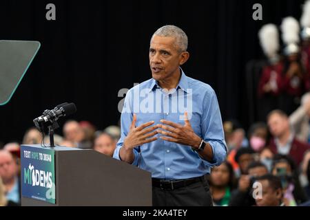 Detroit, USA. 29. Oktober 2022. Präsident Barack Obama spricht bei einer Wahlveranstaltung der Demokraten in Michigan für Gouverneur Gretchen Whitmer an der Renaissance High School in Detroit, Michigan, 29. Oktober 2022. (Foto von Dominick Sokotoff/Sipa USA) Quelle: SIPA USA/Alamy Live News Stockfoto