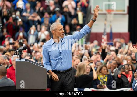 Detroit, USA. 29. Oktober 2022. Präsident Barack Obama spricht bei einer Wahlveranstaltung der Demokraten in Michigan für Gouverneur Gretchen Whitmer an der Renaissance High School in Detroit, Michigan, 29. Oktober 2022. (Foto von Dominick Sokotoff/Sipa USA) Quelle: SIPA USA/Alamy Live News Stockfoto