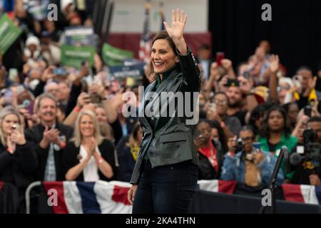 Detroit, USA. 29. Oktober 2022. Gouverneur Gretchen Whitmer spricht bei einer Wahlveranstaltung der Demokraten in Michigan mit Präsident Barack Obama an der Renaissance High School in Detroit, Michigan, 29. Oktober 2022. (Foto von Dominick Sokotoff/Sipa USA) Quelle: SIPA USA/Alamy Live News Stockfoto