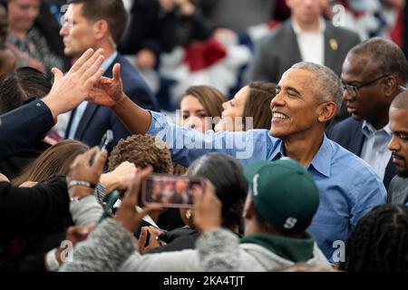 Detroit, USA. 29. Oktober 2022. Präsident Barack Obama spricht bei einer Wahlveranstaltung der Demokraten in Michigan für Gouverneur Gretchen Whitmer an der Renaissance High School in Detroit, Michigan, 29. Oktober 2022. (Foto von Dominick Sokotoff/Sipa USA) Quelle: SIPA USA/Alamy Live News Stockfoto