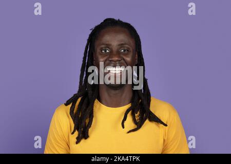 Nahaufnahme Porträt von fröhlichem afroamerikanischen Millenial guy Stockfoto