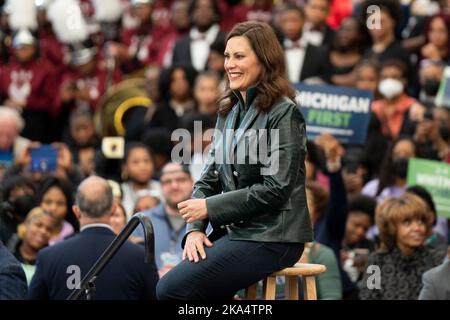 Detroit, USA. 29. Oktober 2022. Präsident Barack Obama spricht bei einer Wahlveranstaltung der Demokraten in Michigan für Gouverneur Gretchen Whitmer an der Renaissance High School in Detroit, Michigan, 29. Oktober 2022. (Foto von Dominick Sokotoff/Sipa USA) Quelle: SIPA USA/Alamy Live News Stockfoto