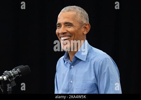 Detroit, USA. 29. Oktober 2022. Präsident Barack Obama spricht bei einer Wahlveranstaltung der Demokraten in Michigan für Gouverneur Gretchen Whitmer an der Renaissance High School in Detroit, Michigan, 29. Oktober 2022. (Foto von Dominick Sokotoff/Sipa USA) Quelle: SIPA USA/Alamy Live News Stockfoto